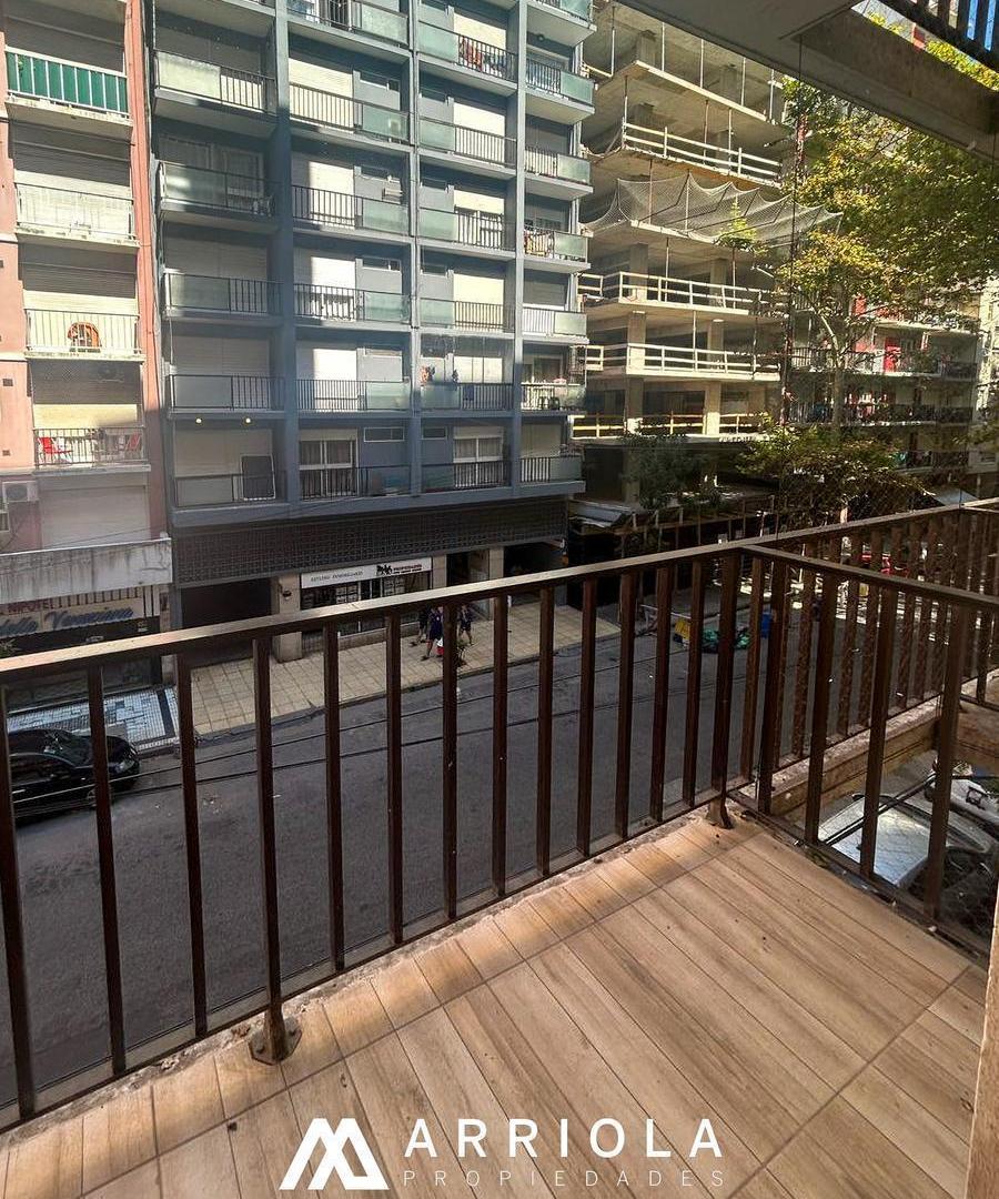 Departamento de dos ambientes a la calle con balcón