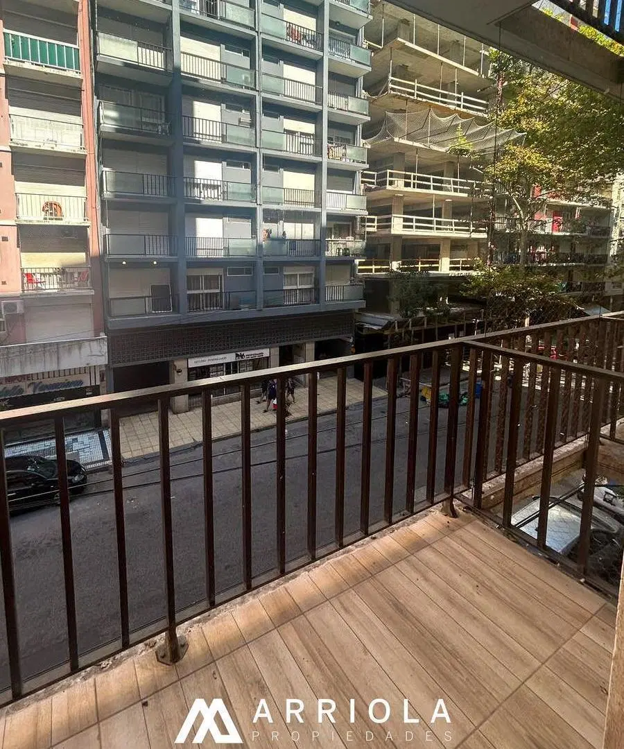Departamento de dos ambientes a la calle con balcón 4