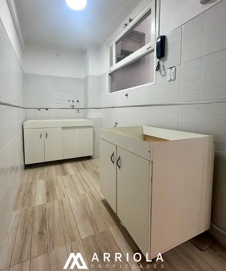 Departamento de dos ambientes a la calle con balcón 1