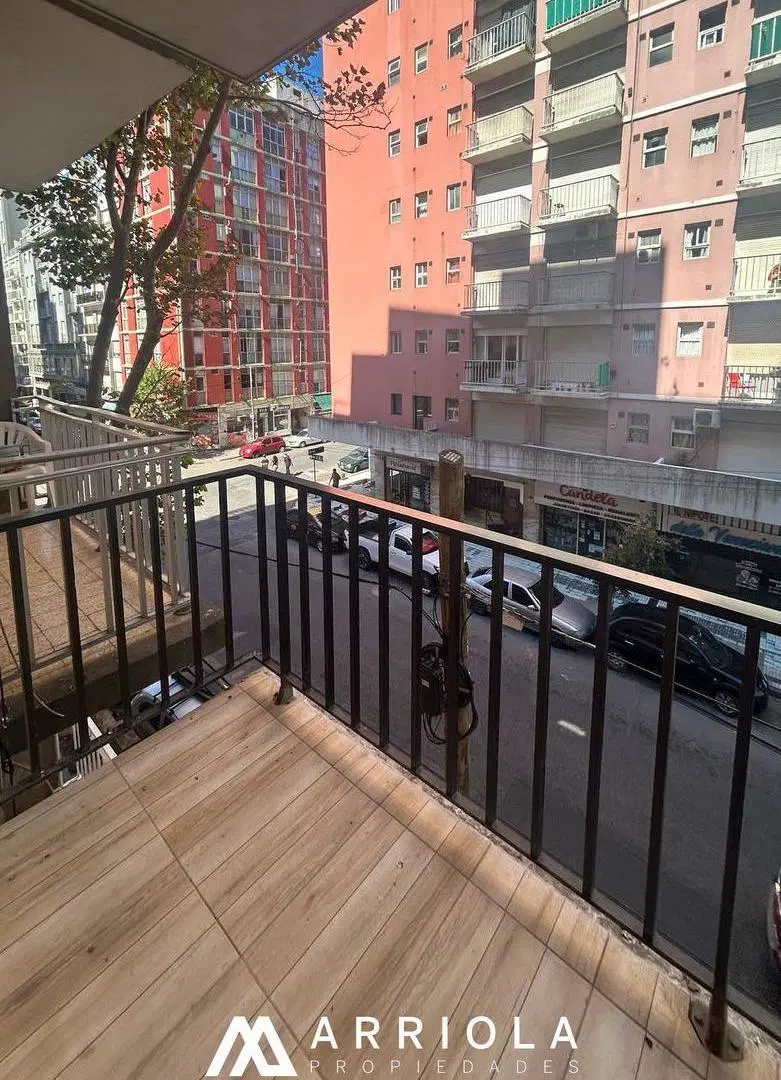 Departamento de dos ambientes a la calle con balcón 2