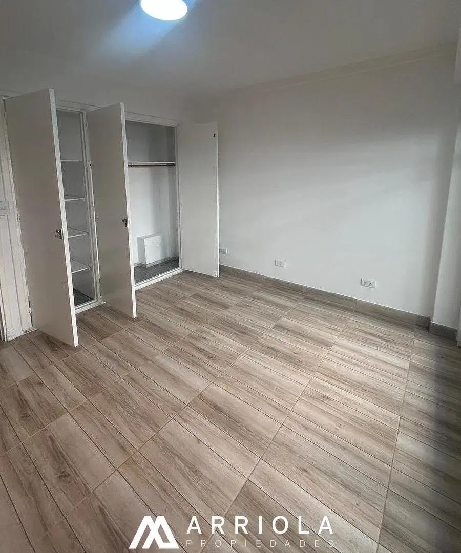 Departamento de dos ambientes a la calle con balcón 3