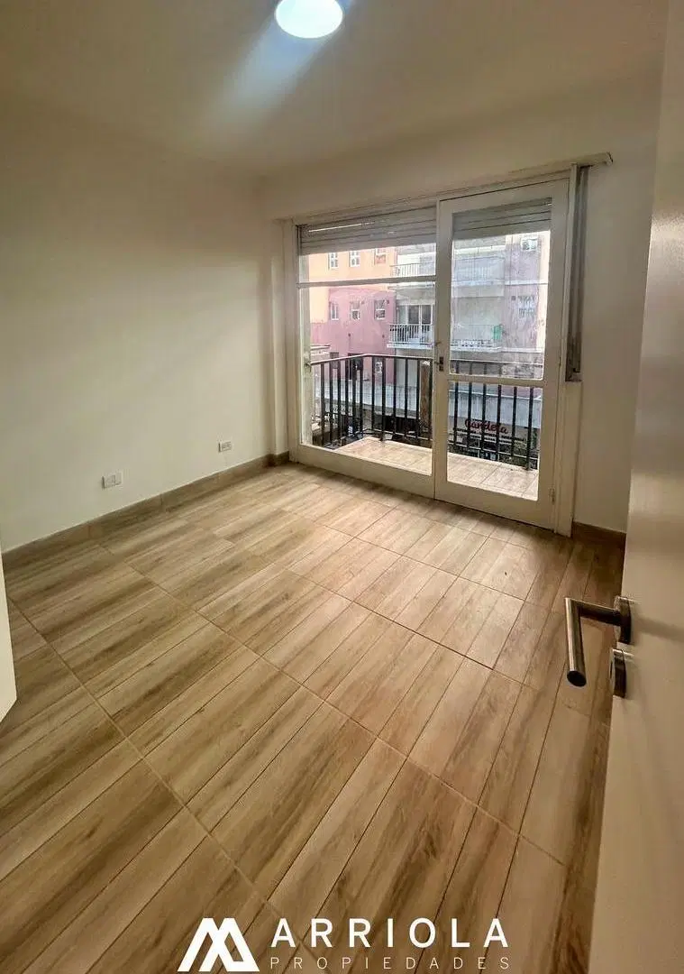 Departamento de dos ambientes a la calle con balcón 5