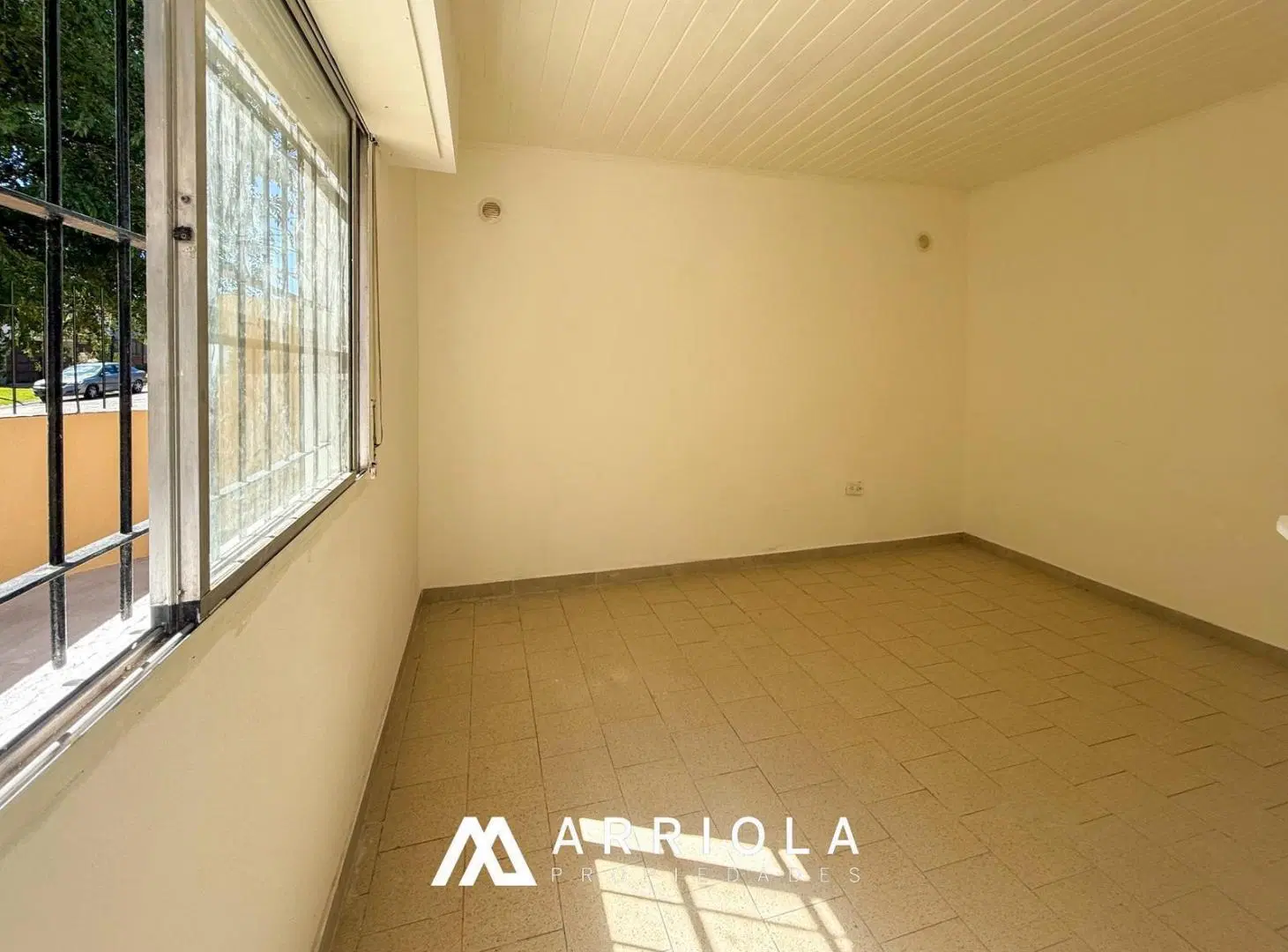 Local + 2 departamentos de 3 ambientes. Venta en BLOCK. Barrio San Carlos 5