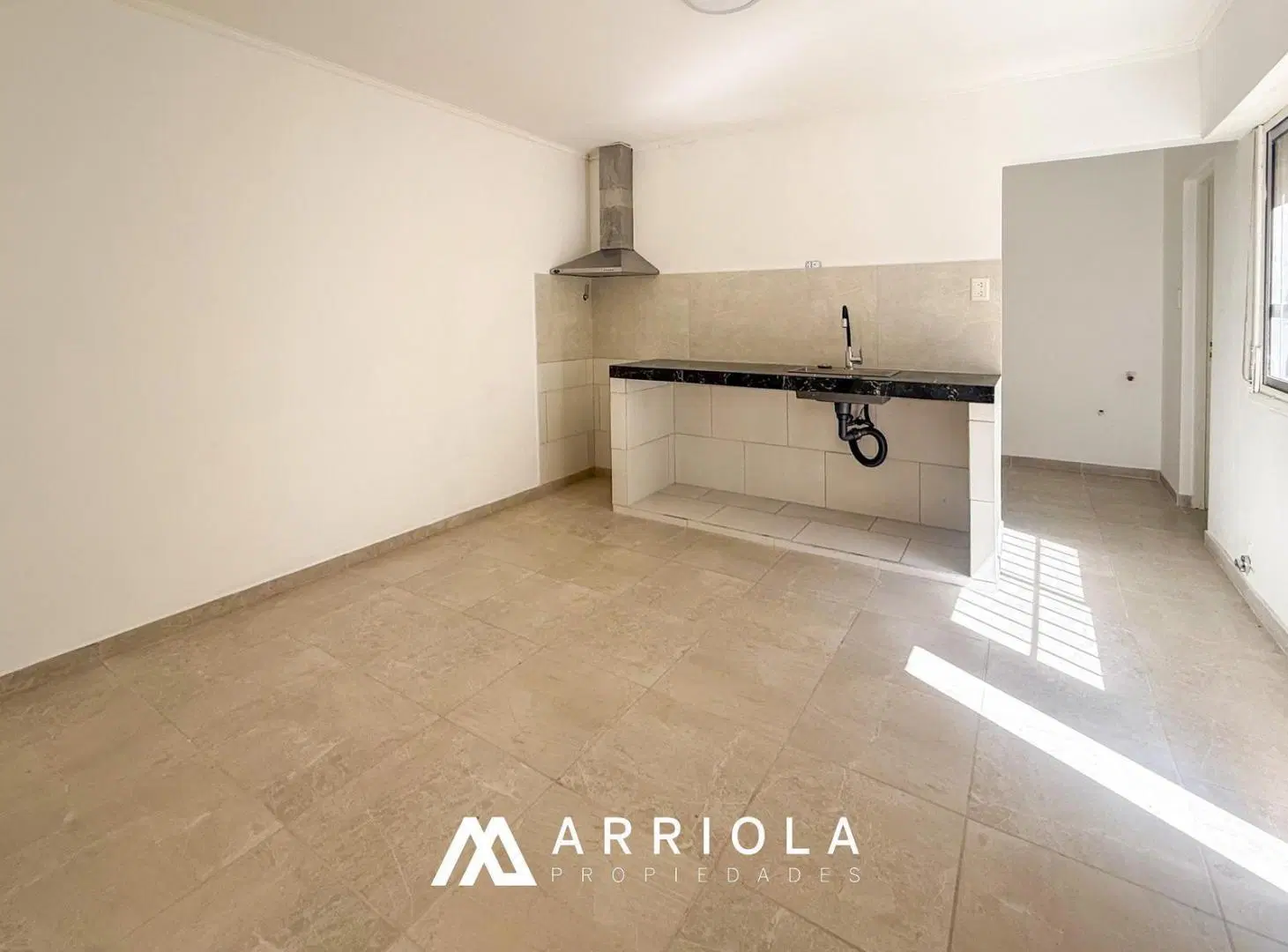 Local + 2 departamentos de 3 ambientes. Venta en BLOCK. Barrio San Carlos 3