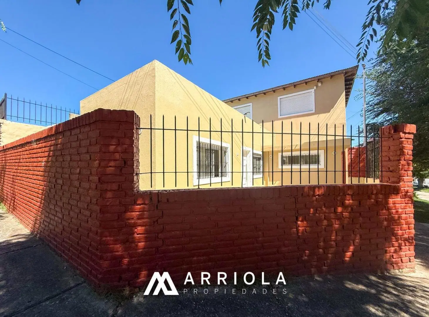 Local + 2 departamentos de 3 ambientes. Venta en BLOCK. Barrio San Carlos 2