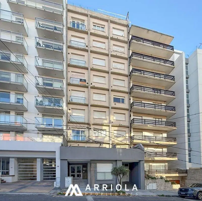Monoambiente dividido, hecho a nuevo, con vista al mar. 2