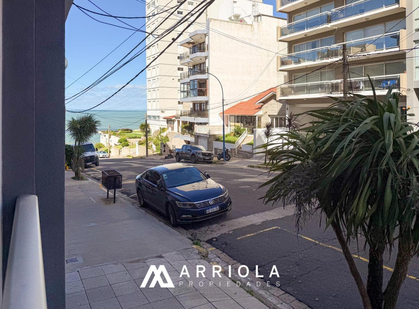 Monoambiente dividido, hecho a nuevo, con vista al mar.