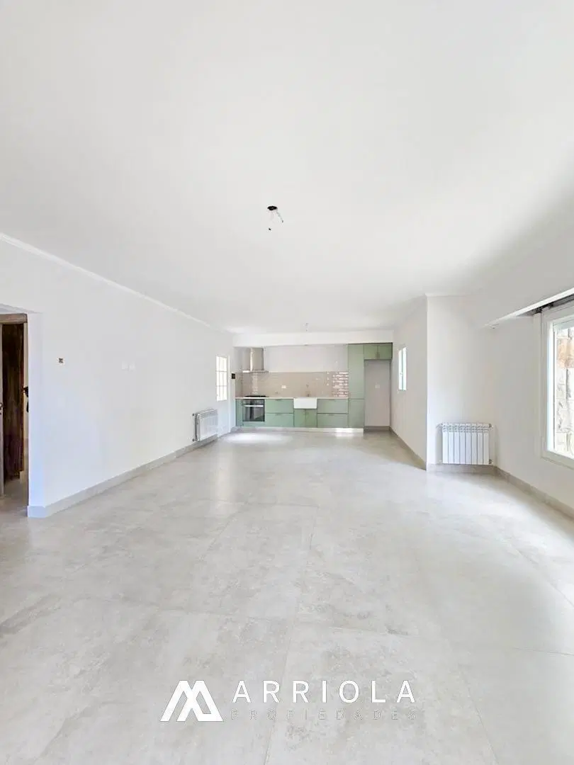Casa 4 ambientes con garage quincho pasante. HECHA A NUEVA! 1