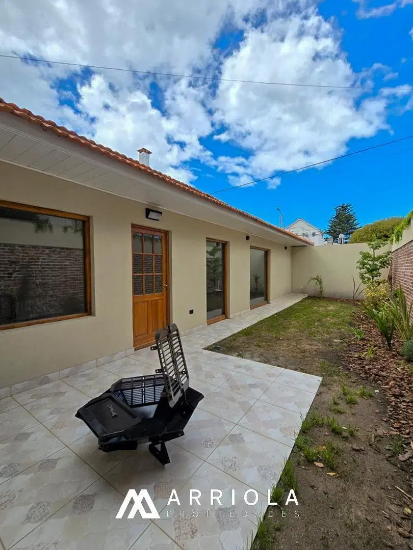 Casa 4 ambientes con garage quincho pasante. HECHA A NUEVA! 2