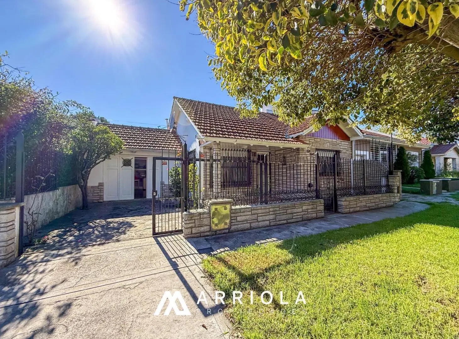 Casa de 3 ambientes con Patio Garage doble Quincho. Apto credito. 4