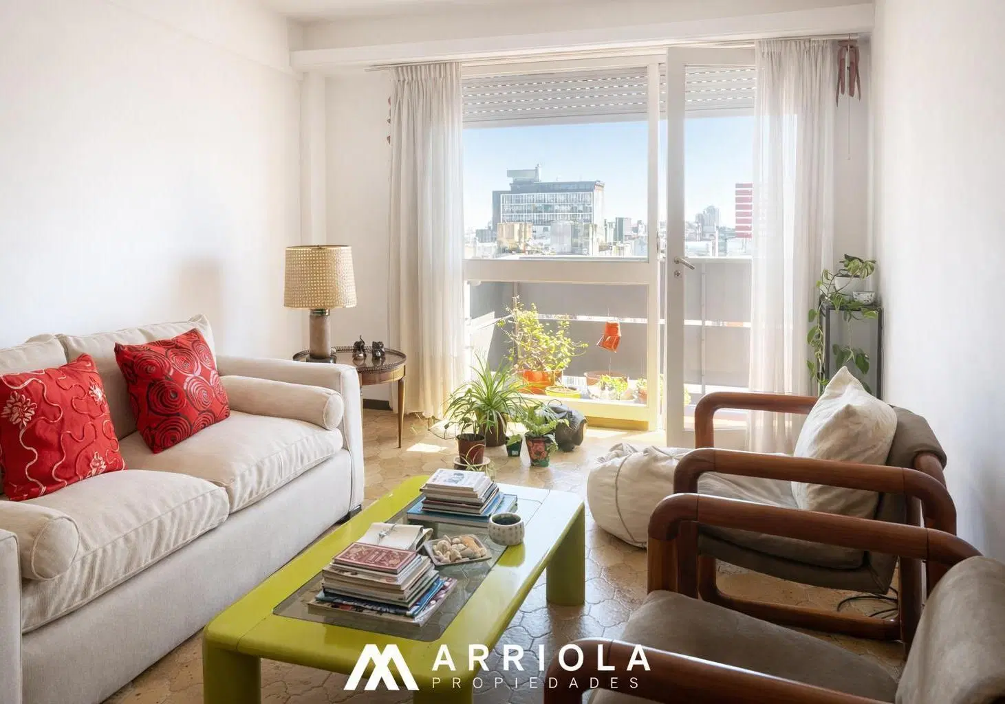 Departamento de 3 ambientes con balcón, piso alto, vista abierta a la ciudad 2