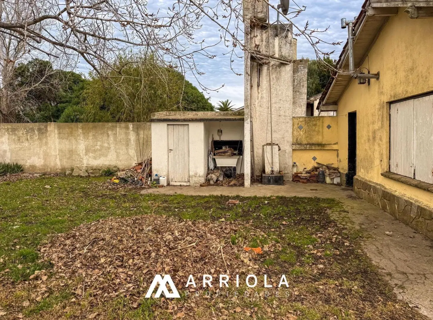 Casa 3 ambientes con parque perimetral. A reciclar. 3