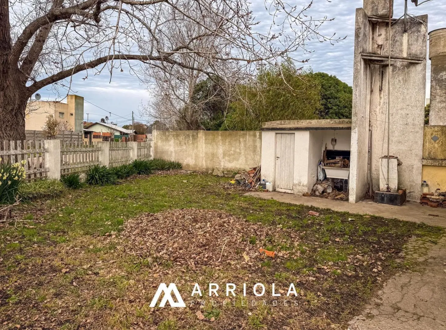 Casa 3 ambientes con parque perimetral. A reciclar. 2