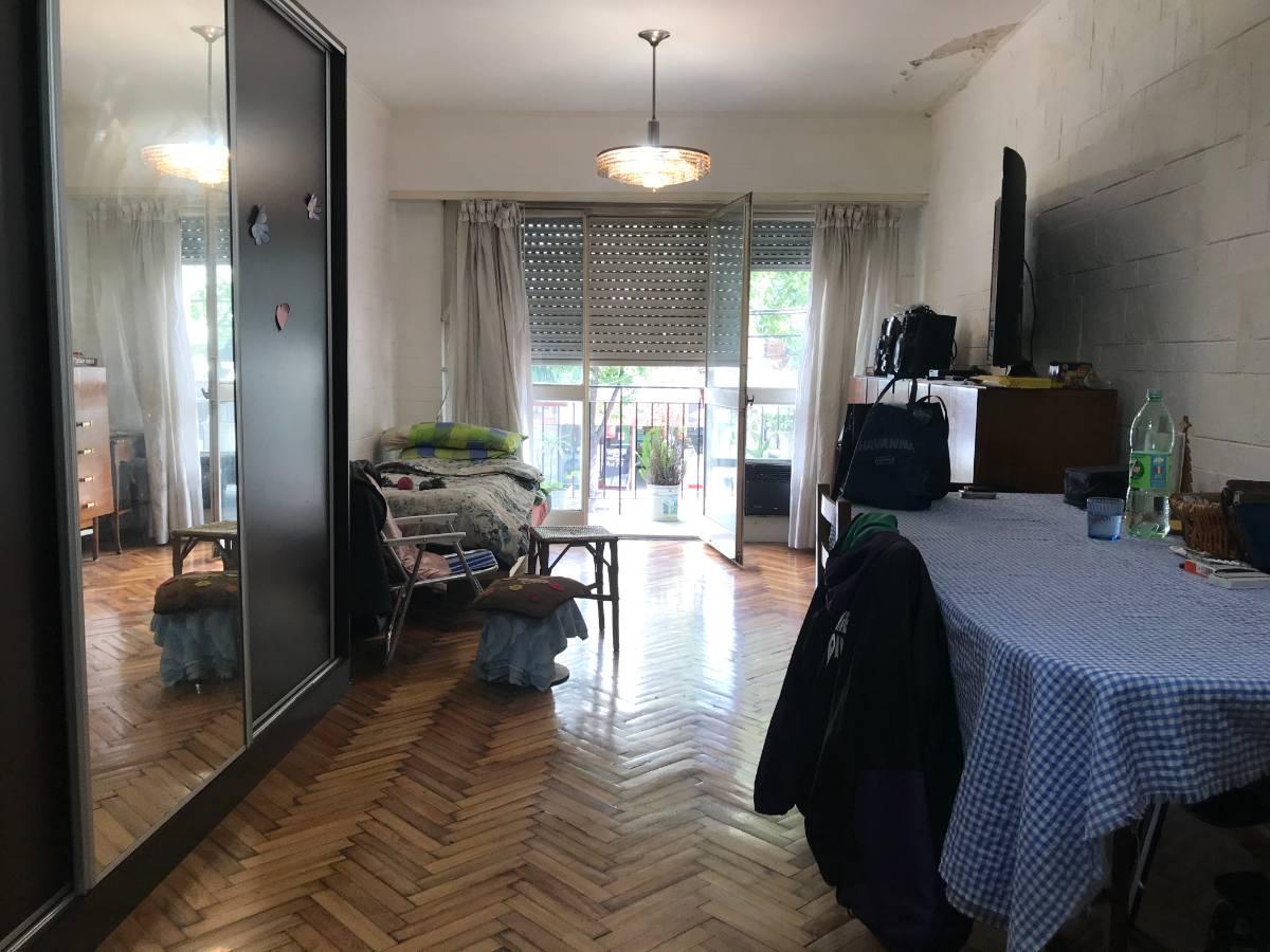 RETASADO. Venta Departamento de Tres ambientes al Frente, con Balcón.