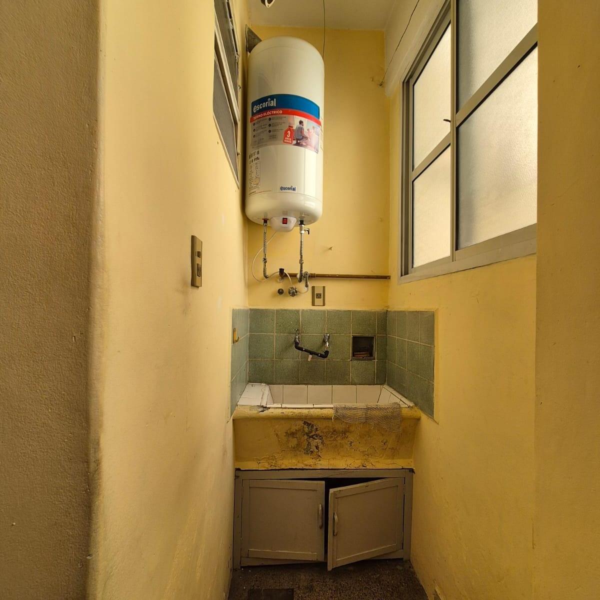 Departamento Dos Ambientes Sobre Av Independencia 1
