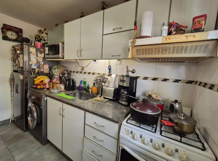 En venta departamento de dos ambientes con cochera en Parque Centenario