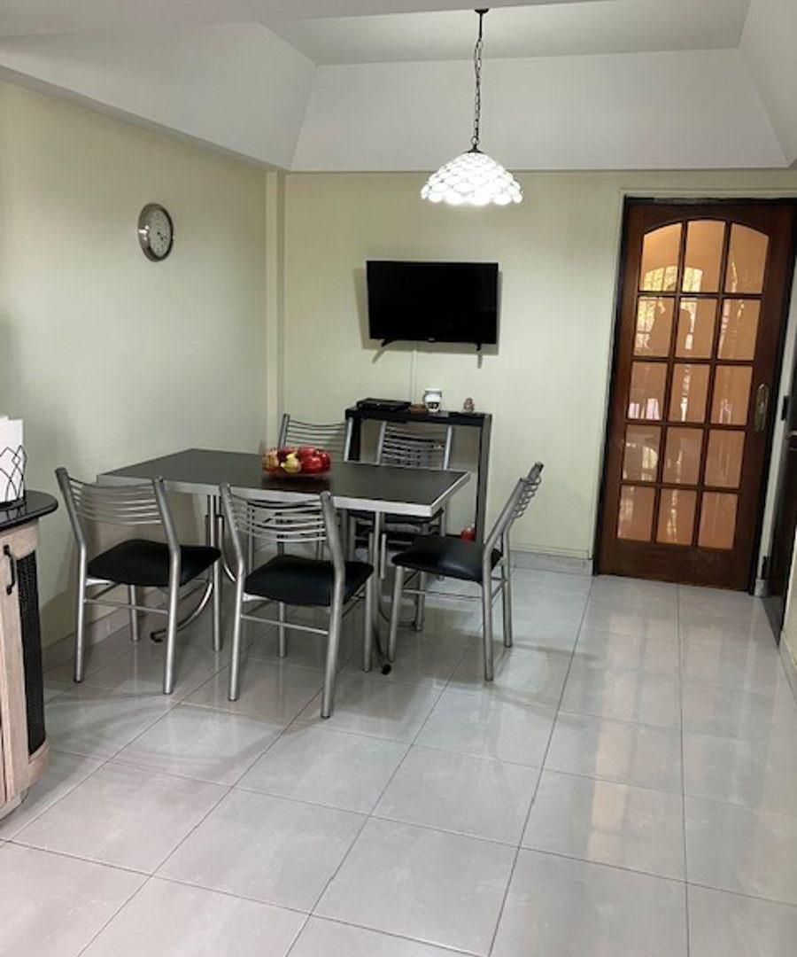 Casa en terreno propio de 5 ambientes con dependencia