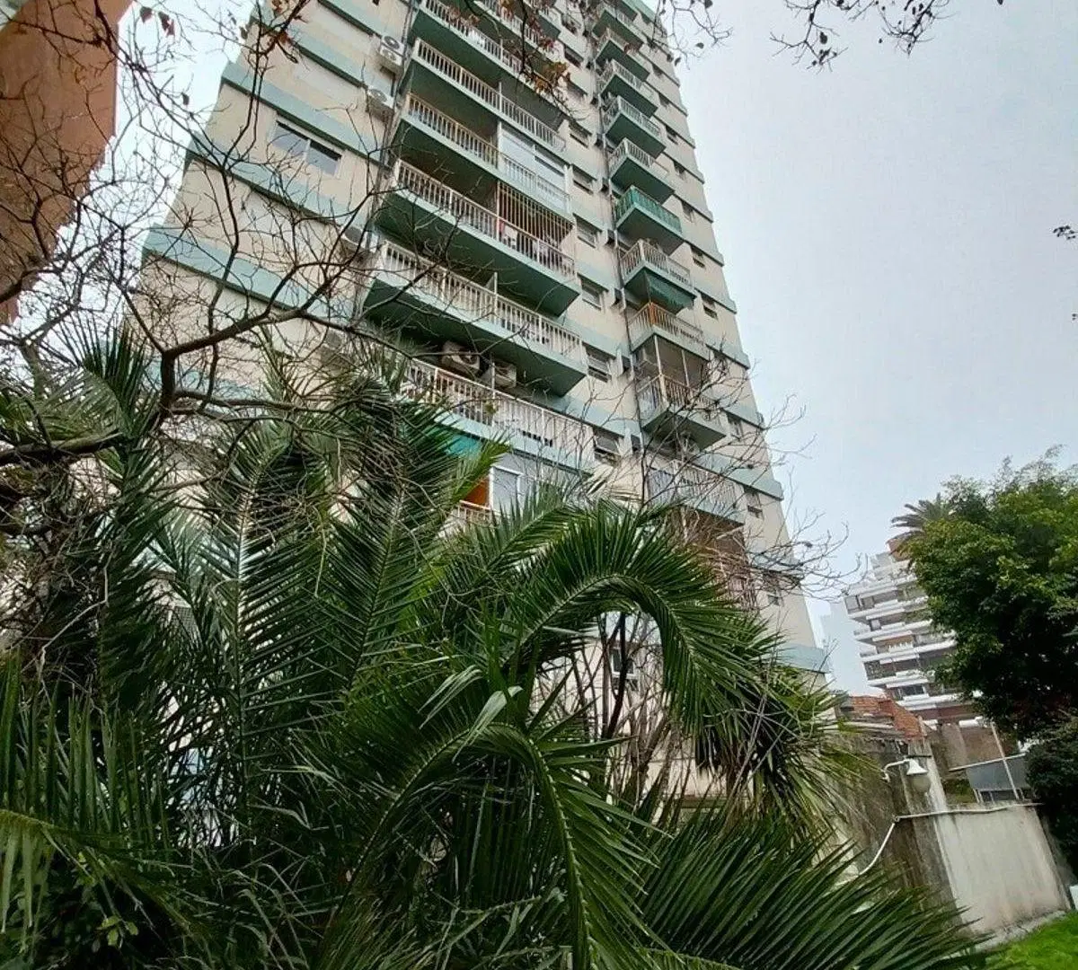 2 ambientes con balcón y cochera en venta Barrio Flores 2