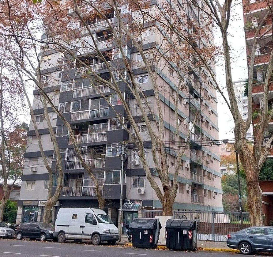 2 ambientes con balcón y cochera en venta Barrio Flores