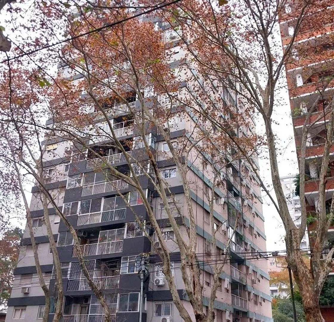 2 ambientes con balcón y cochera en venta Barrio Flores 4