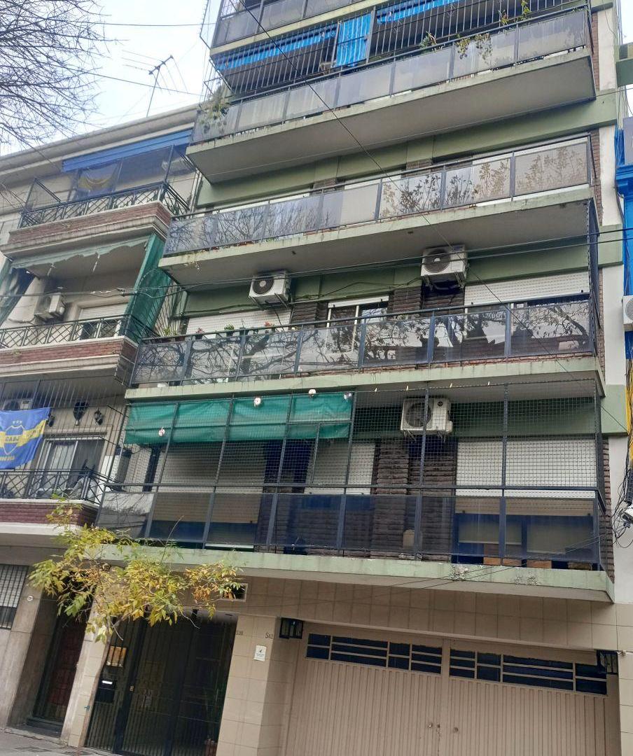 4 ambientes al frente con balcón corrido y cochera en venta - Barrio La Boca