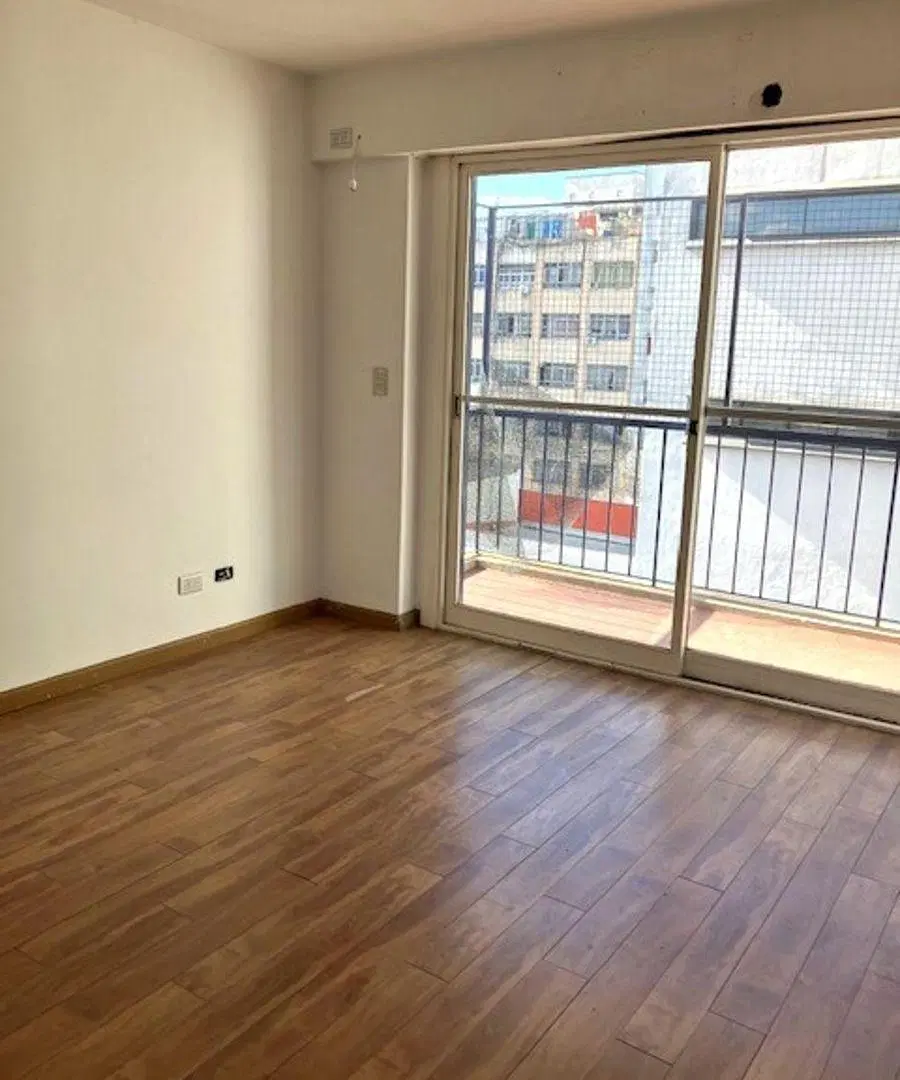 2 ambientes al contrafrente con balcón en venta Barrio San Cristobal 8