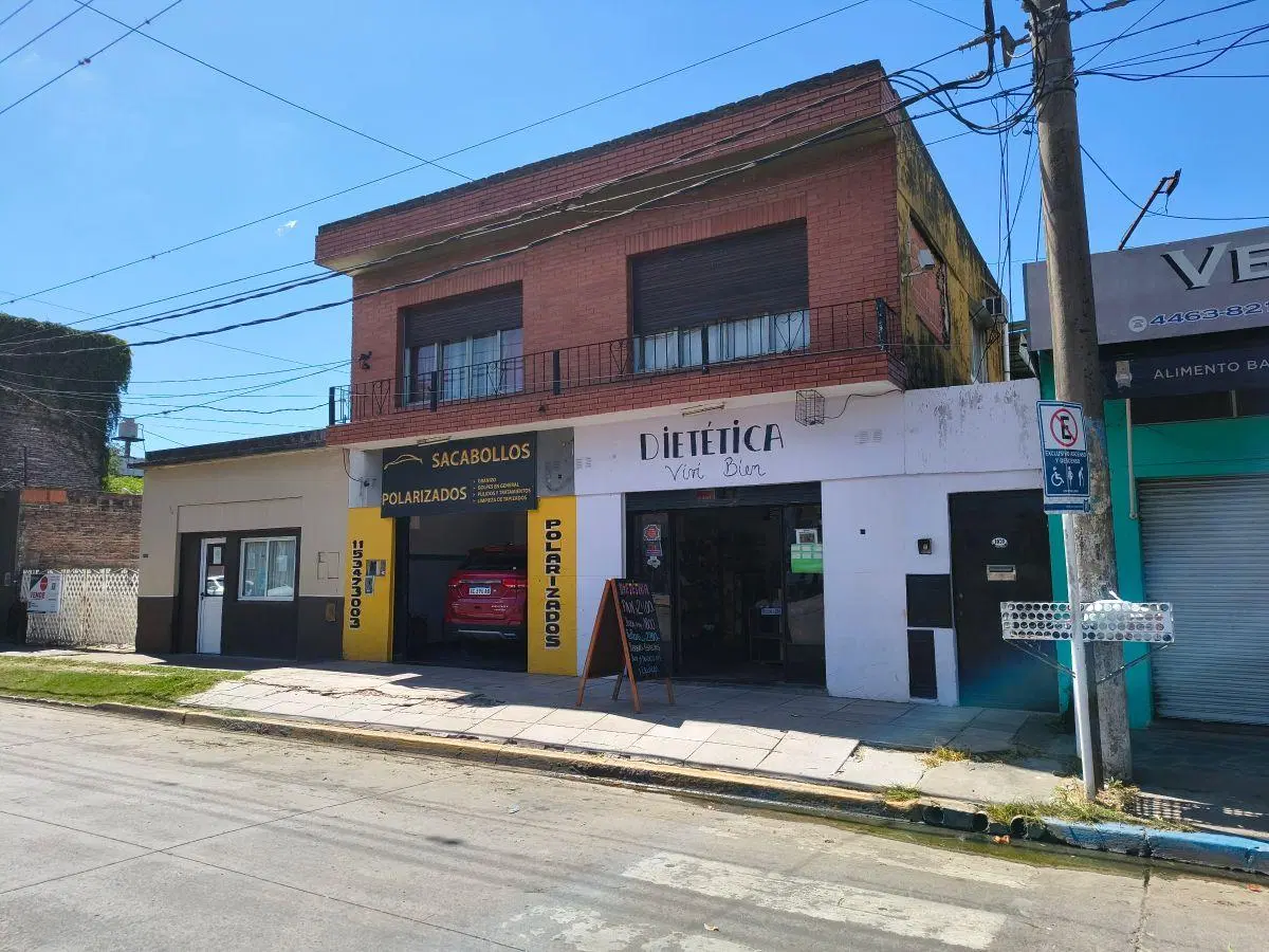 Dos Locales comerciales, vivienda y Dptos. Ideal Inversor. Villa de Mayo 1