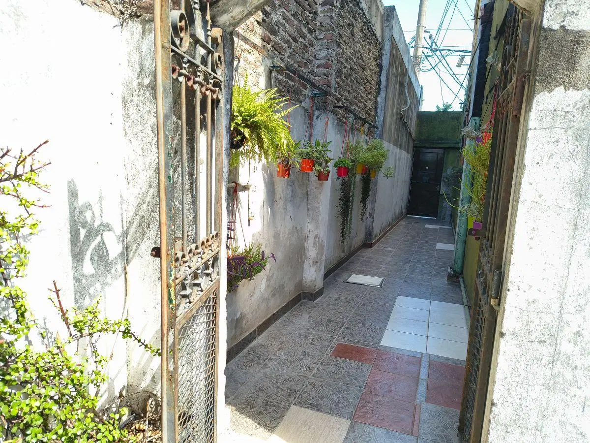 Dos Locales comerciales, vivienda y Dptos. Ideal Inversor. Villa de Mayo 4