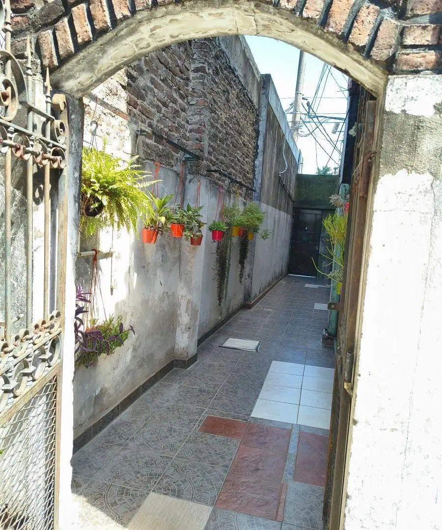 Dos Locales comerciales, vivienda y Dptos. Ideal Inversor. Villa de Mayo 5