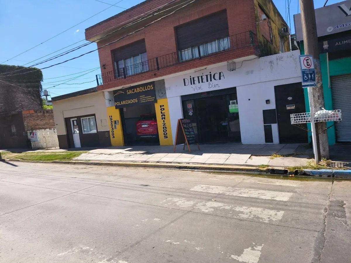 Dos Locales comerciales, vivienda y Dptos. Ideal Inversor. Villa de Mayo 2