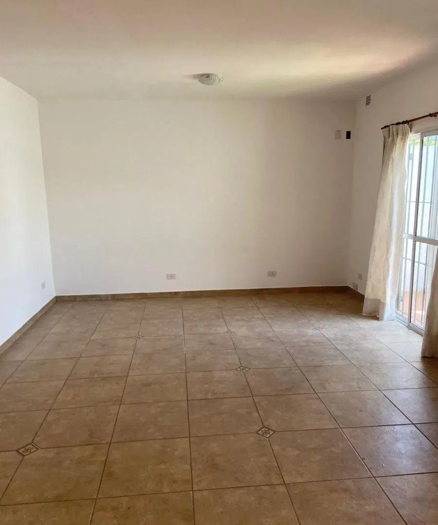 Departamento de dos Amb. con Patio. Villa de Mayo 3