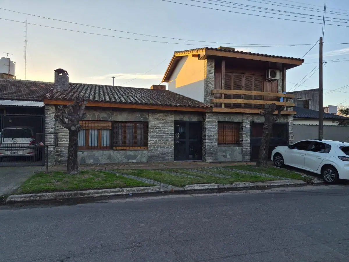 En venta, casa de categoria en centro Los Polvorines 1