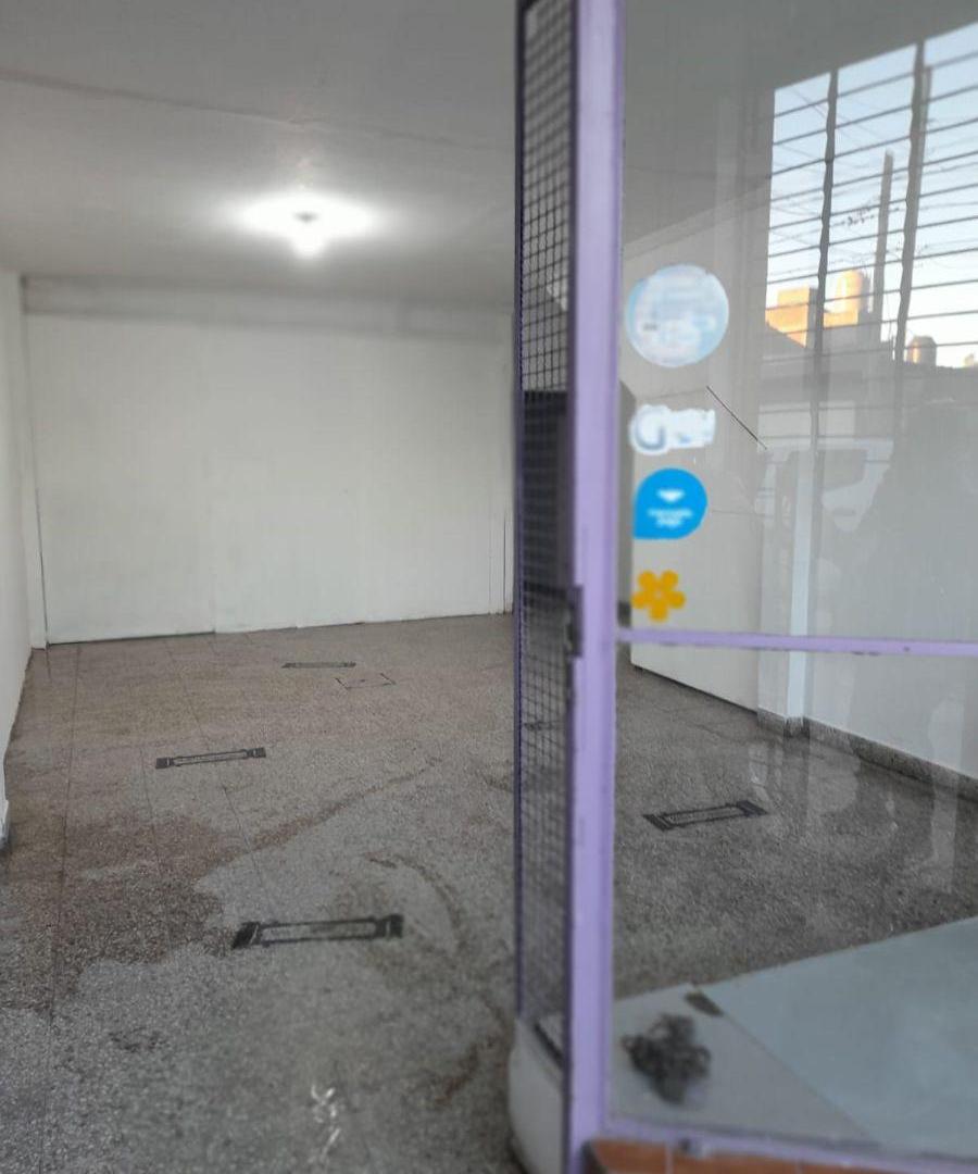 Foto de En alquiler local con vidriea y persiona c/malla sobre Rivadavia, Los, imagen 5