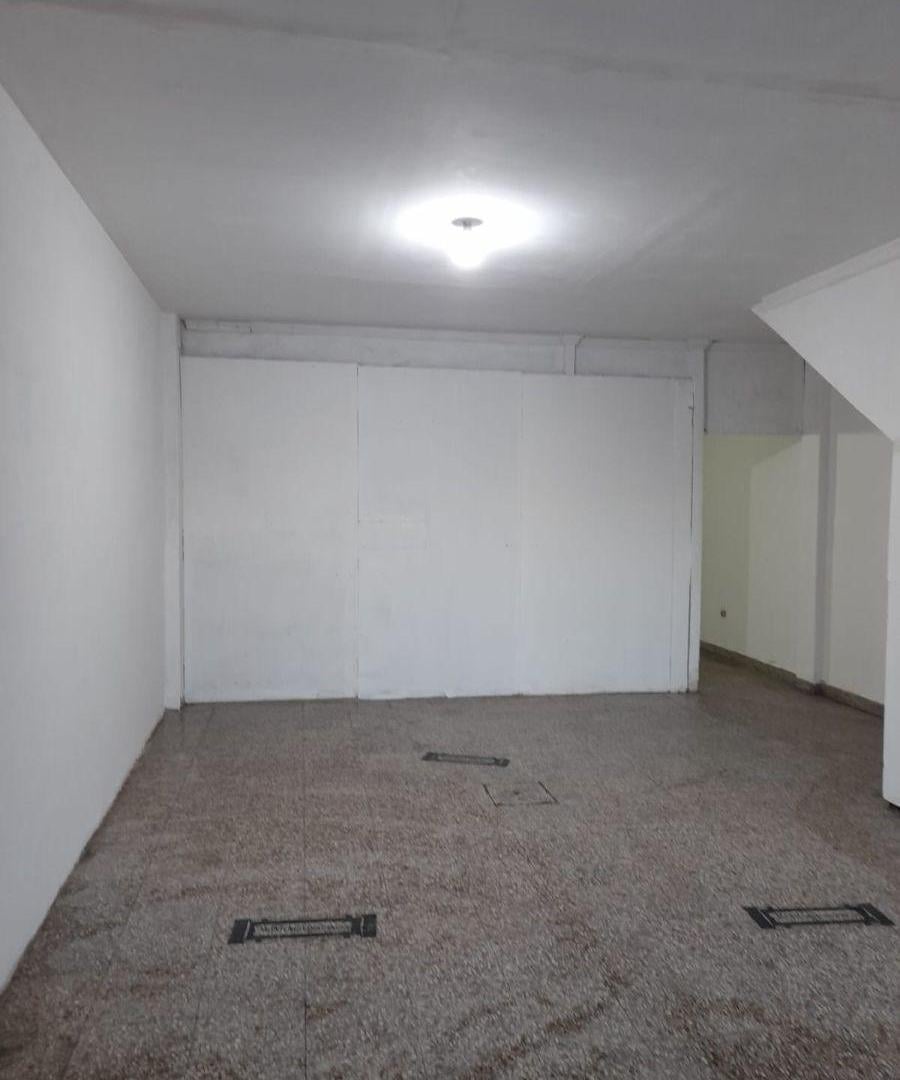 Foto de En alquiler local con vidriea y persiona c/malla sobre Rivadavia, Los, imagen 4