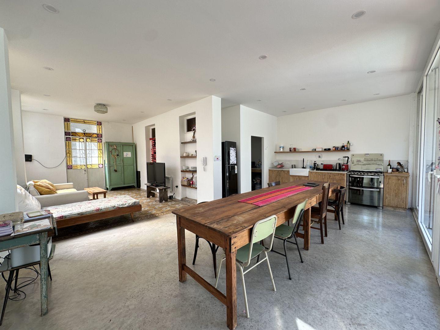 Foto de Casa con jardín y pileta en La Paternal 3 dormitorios en suite 350 m², imagen 2