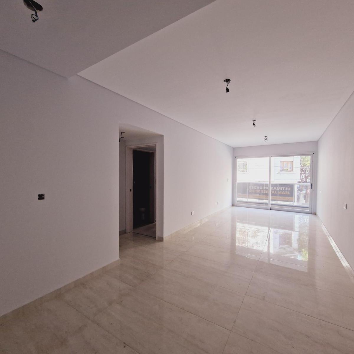 En venta, 3 ambientes a estrenar al frente. Con cochera