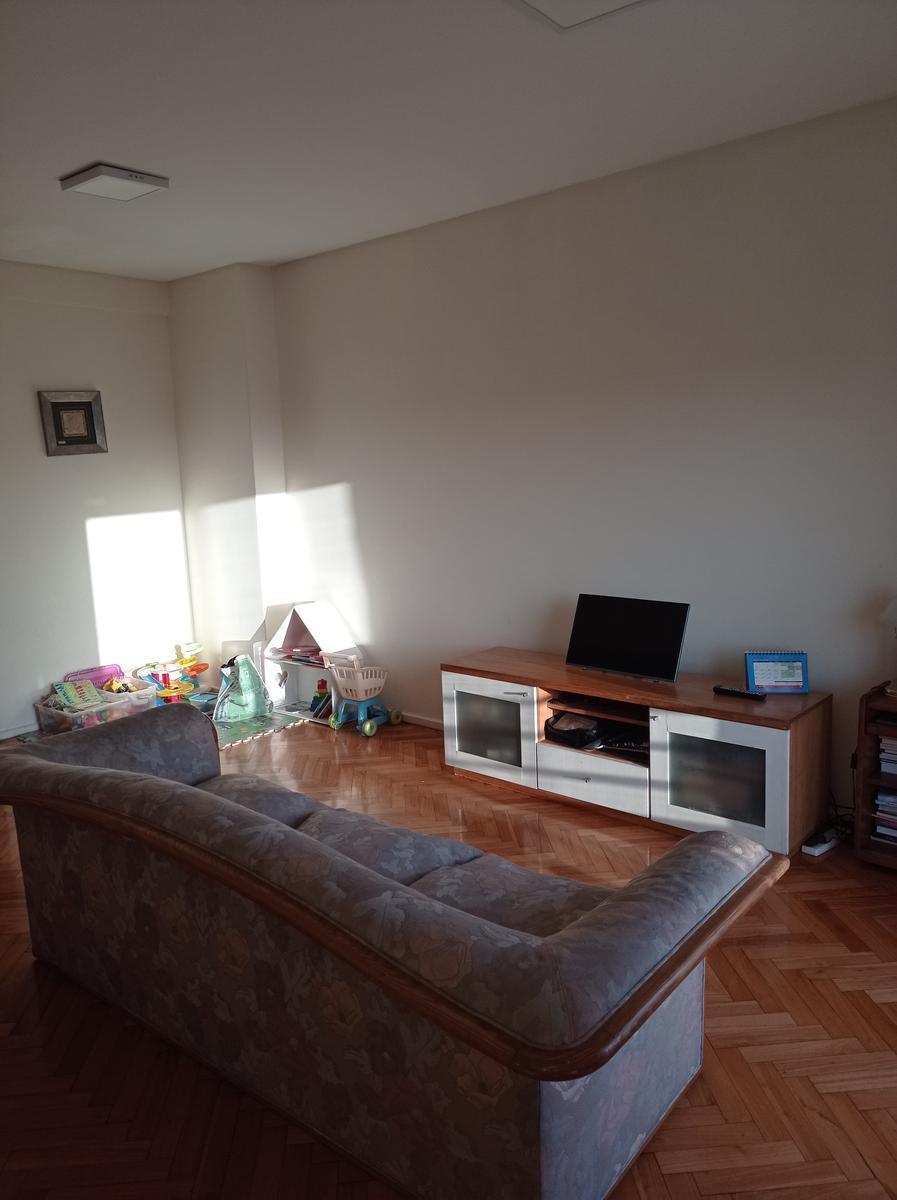 3 ambientes en venta. Balcón al frente