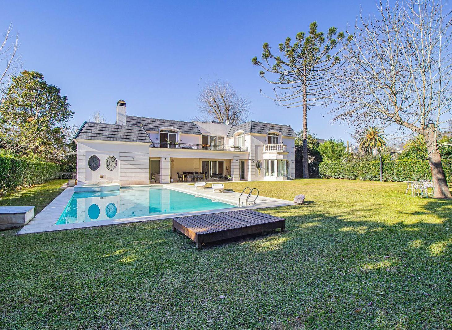 Casa Residencial en Lujoso Country de Pilar