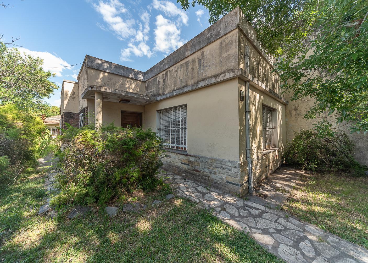 Casa en venta a refaccionar en Villa Ballester