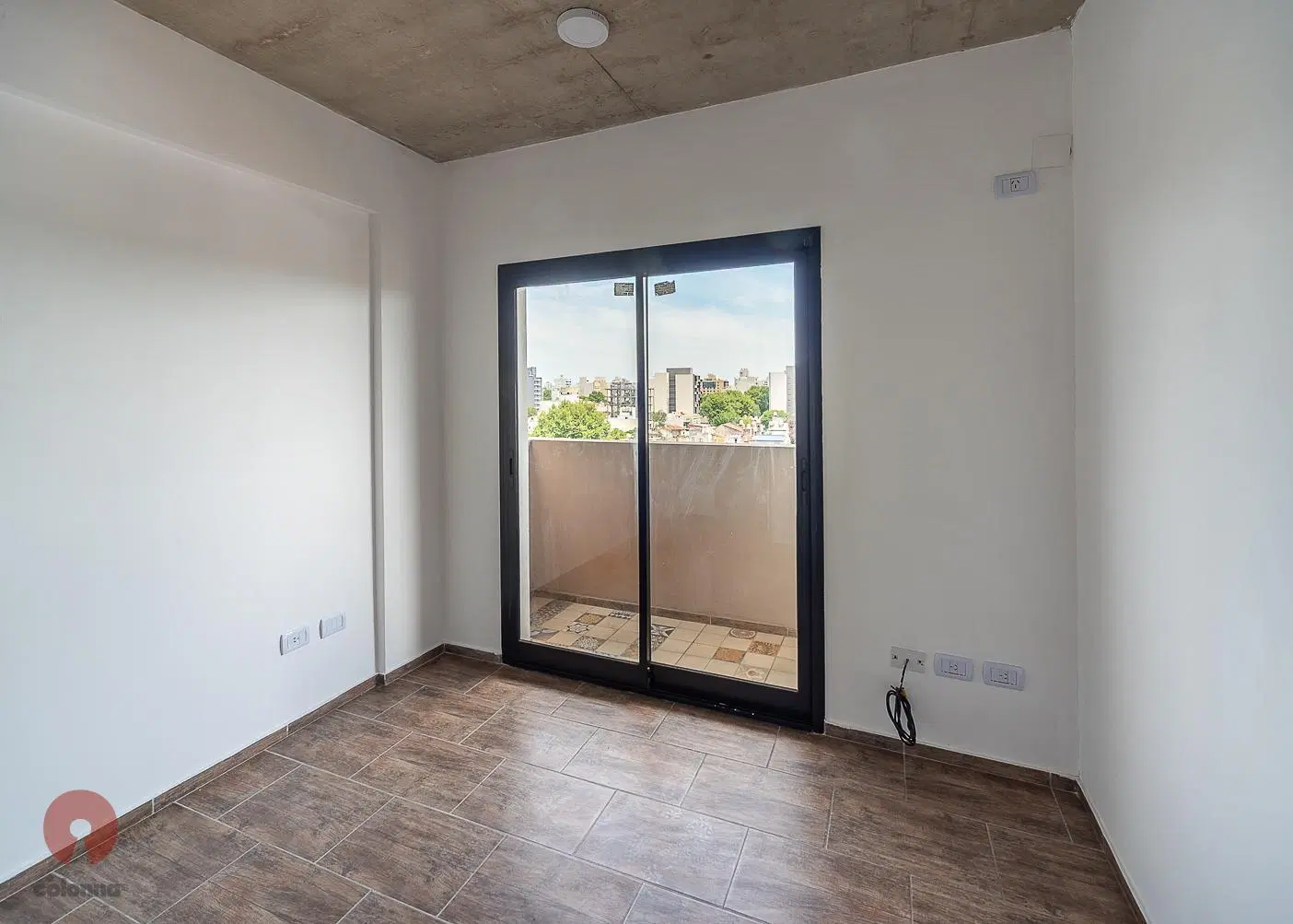 Departamento 2 ambientes en venta con balcón y terraza propia - Santos Lugares 5