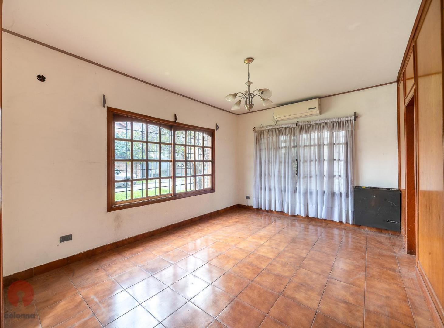 Foto de Casa seis ambientes en venta en Barrio Parque Bernal, imagen 4