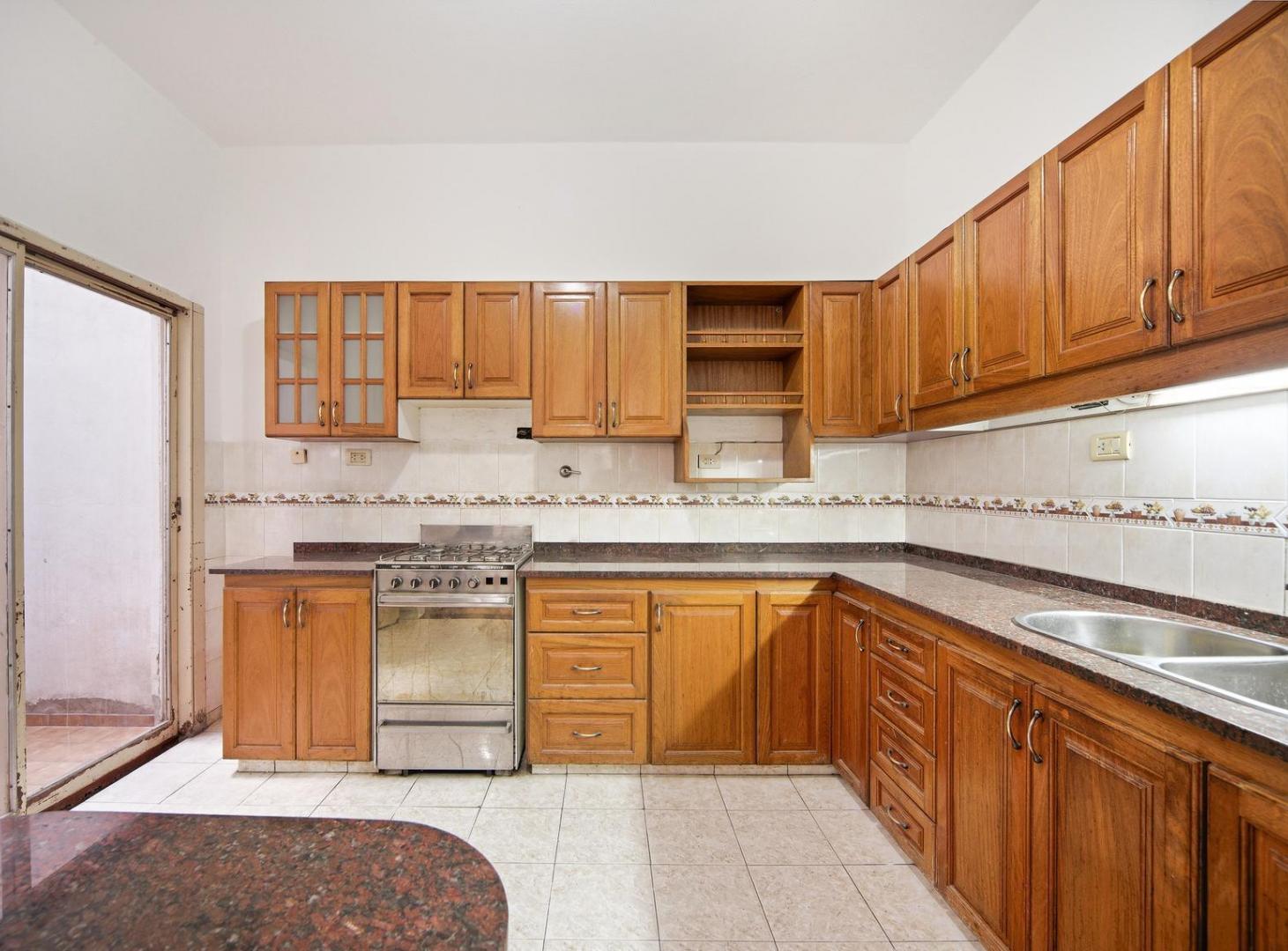 Foto de Casa en venta de 6 ambientes y cochera, imagen 3