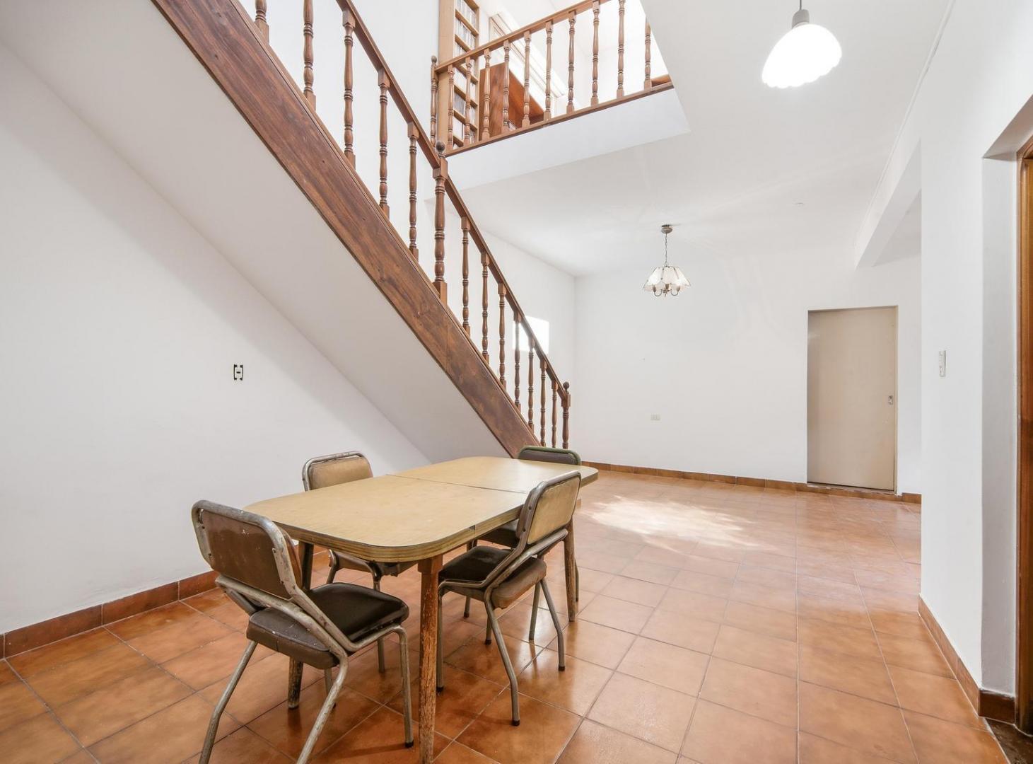 Foto de Casa en venta de 6 ambientes y cochera, imagen 4