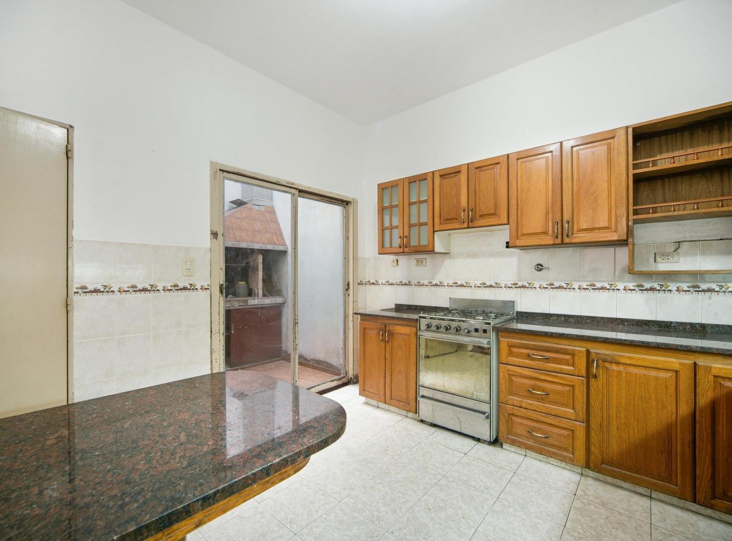 Foto de Casa en venta de 6 ambientes y cochera, imagen 1