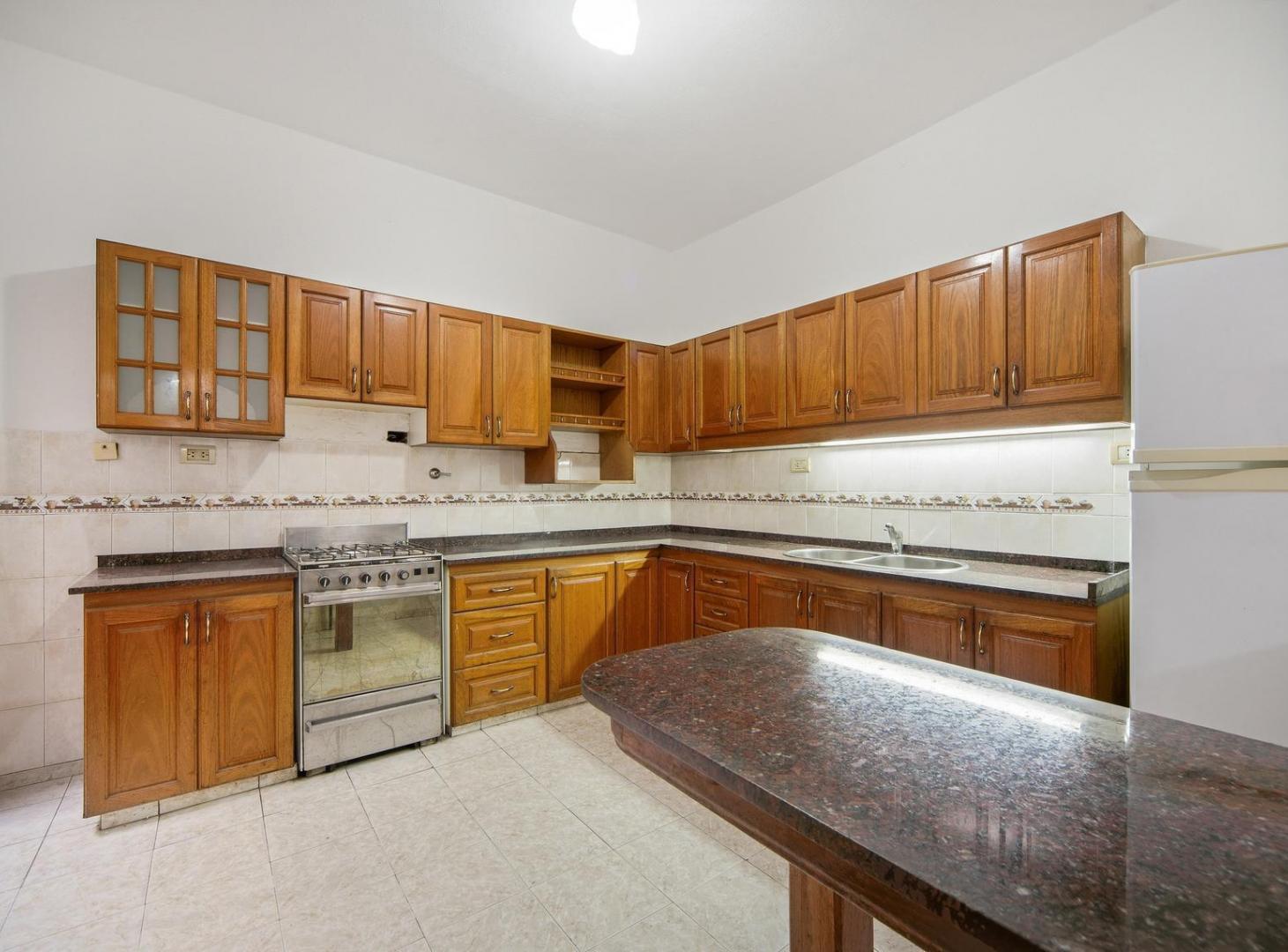 Foto de Casa en venta de 6 ambientes y cochera, imagen 2