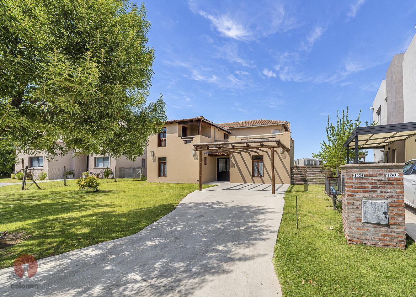 Foto de Venta Casa a la Laguna con muelle y pileta-El Canton Norte, imagen 3