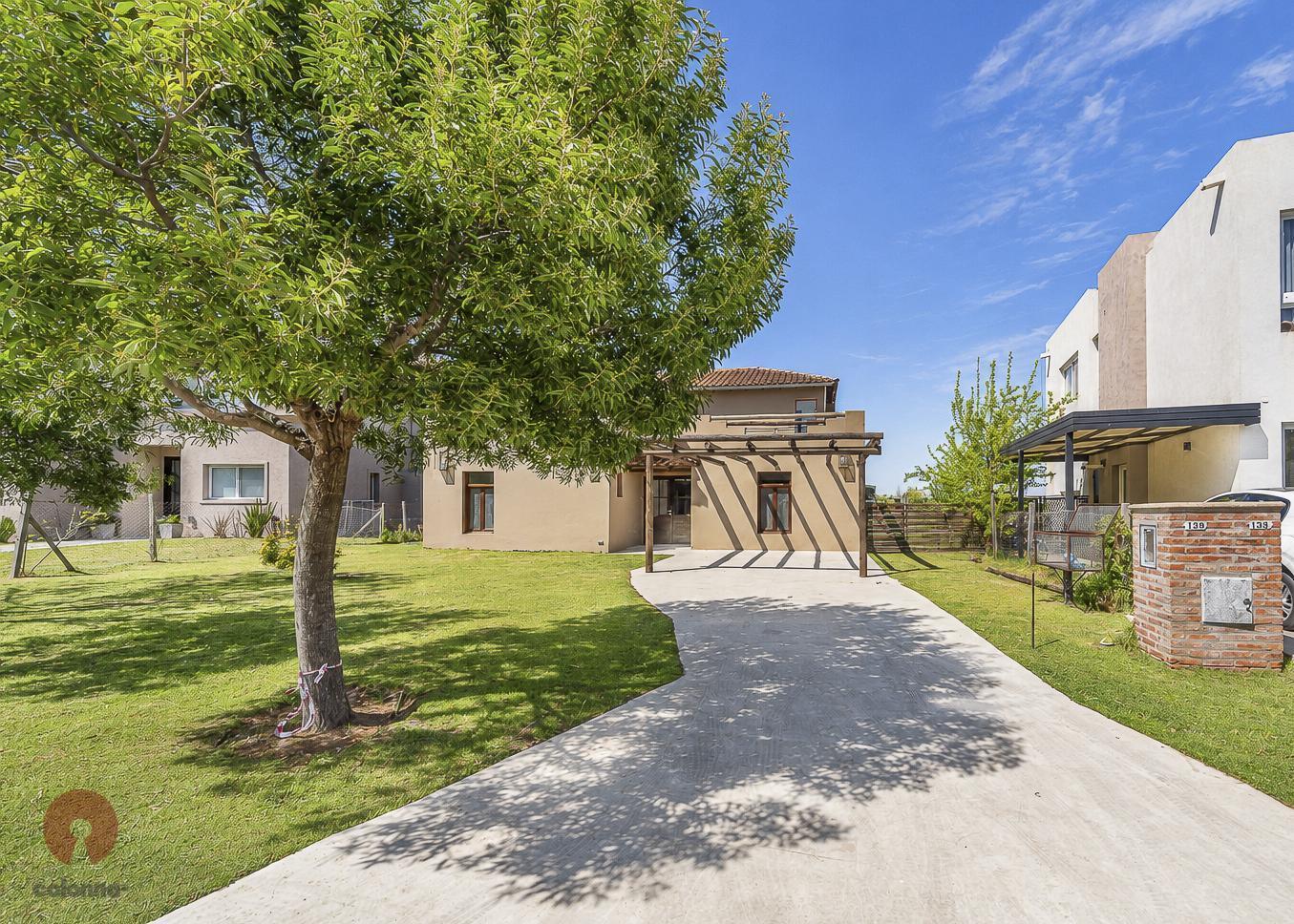 Foto de Venta Casa a la Laguna con muelle y pileta-El Canton Norte, imagen 5