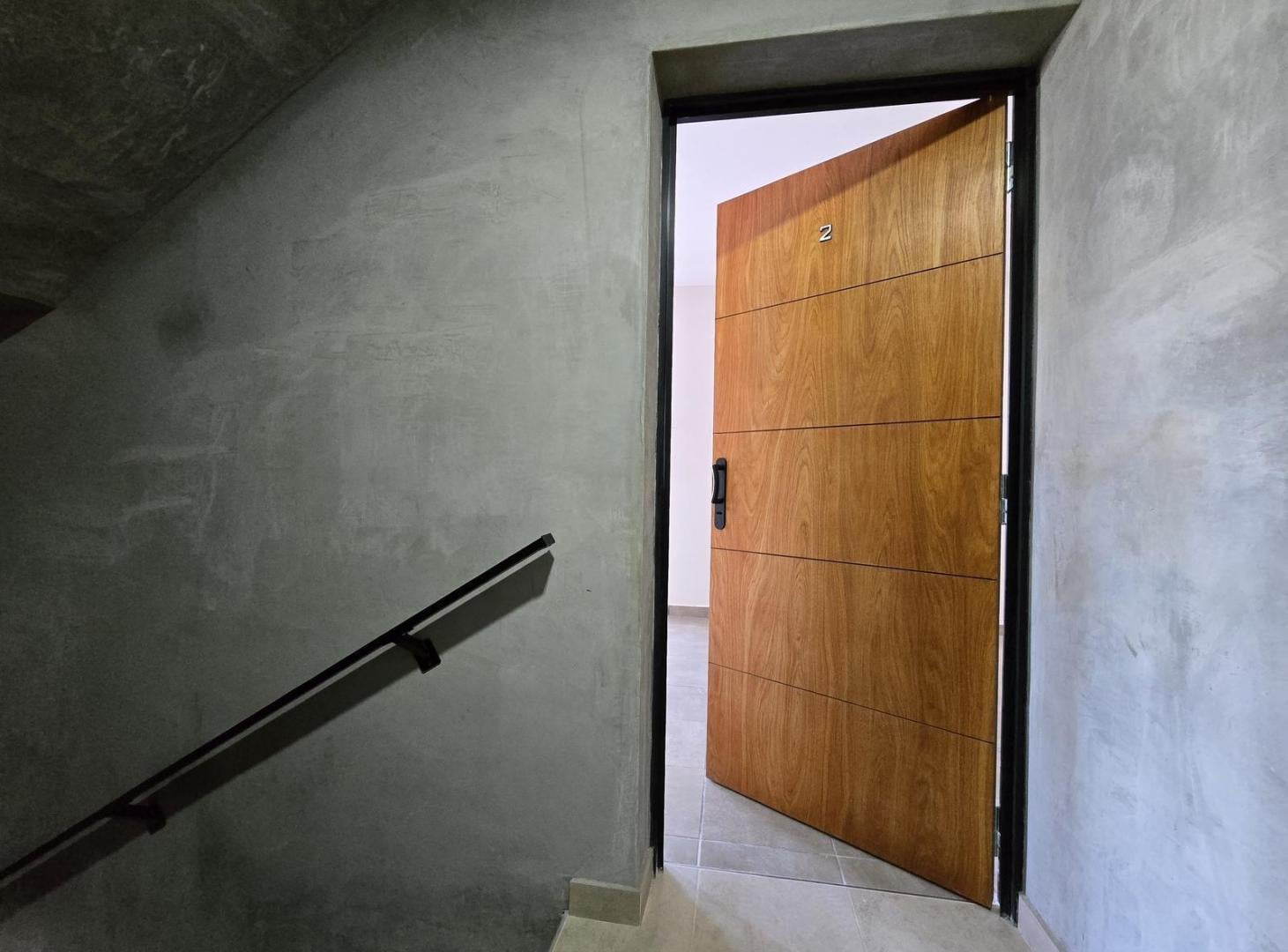 CONTRAFRENTE AMPLIO ESTAR COMEDOR CON COCINA - LAVADERO SECTORIZO, UN BAÑO, UN DORMITORIO Y BALCON