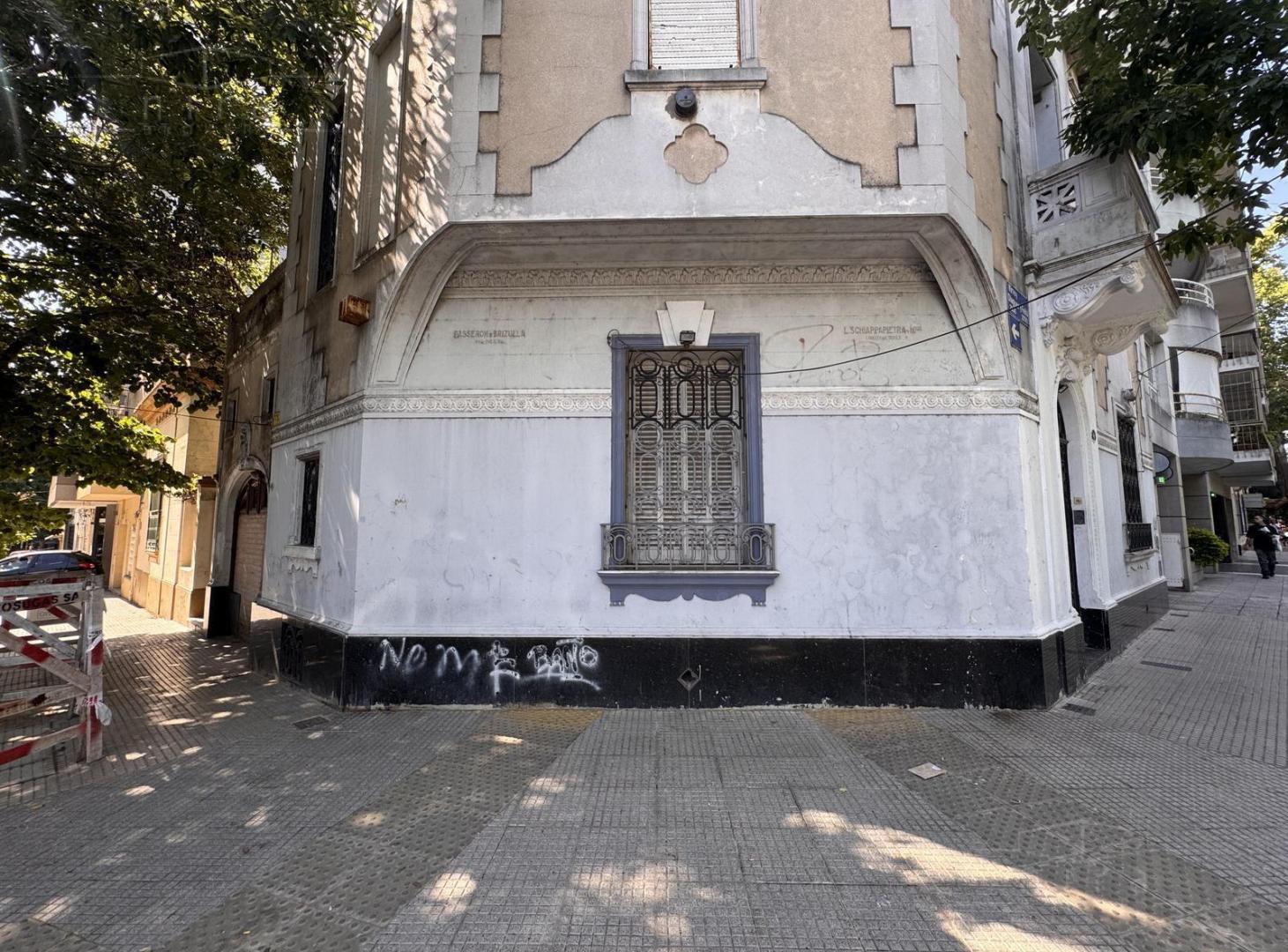 Colegiales Venta Casa de Estilo a Reciclar  – Esquina frente a parque– Gran potencial