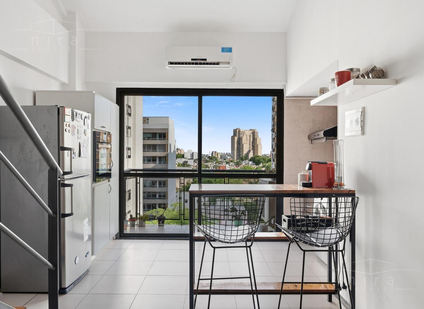 Foto de Loft luminoso con balcón y gran altura – En excelente estado, imagen 3